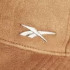 Casquette en daim avec écusson Casquette en daim avec écusson
