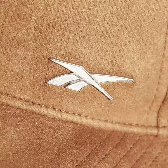 Casquette en daim avec écusson Casquette en daim avec écusson